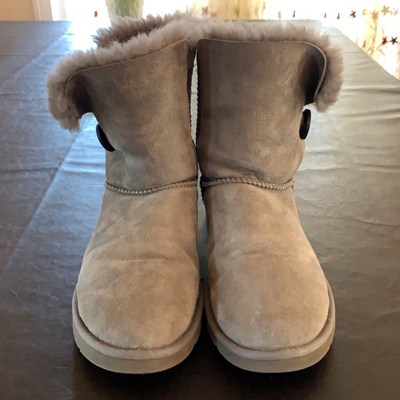 Women’s Ugg Short Bailey Button Boots [Pre-Worn] - Picture 2 of 6
